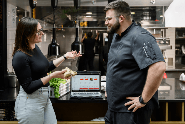 Une commerciale et un chef cuisinier échangent en cuisine