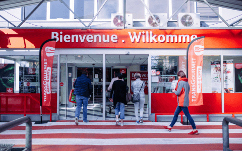 Des clients entrants dans notre magasin Transgourmet Cash & Carry