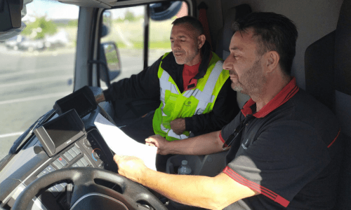 Un chauffeur-livreur tuteur