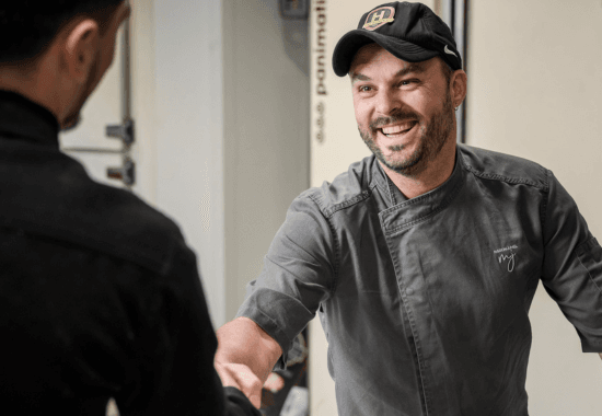 Un client artisan boulanger saluant un commercial Transgourmet