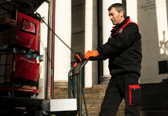 Un chauffeur-livreur Transgourmet tirant un roll