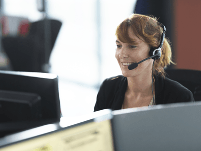 Une télévendeuse au téléphone