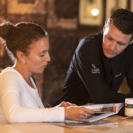 Alexia, commerciale chez Transgourmet, avec un client restaurateur