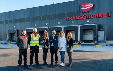 Des collaborateurs Transgourmet devant un établissement