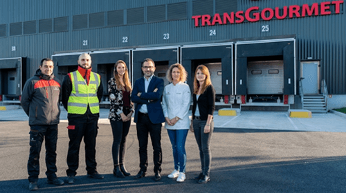 Des collaborateurs Transgourmet devant un établissement