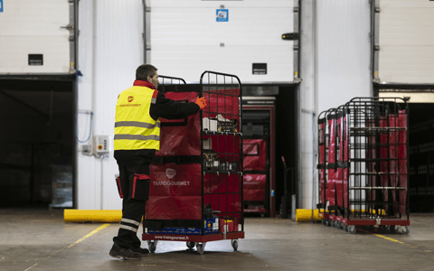 Un chauffeur-livreur Transgourmet prépare les rolls avant de charger son camion