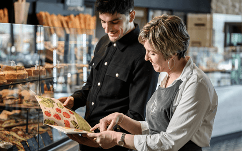 Un commercial avec une boulangère dans sa boulangerie