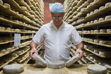 Patrick Petit, fromager, dans une cave d'affinage de Tomes des Bauges
