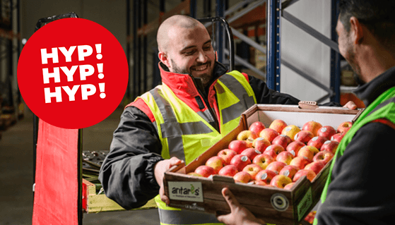 Des préparateurs avec une cagette de pommes et le logo HYP ! HYP ! HYP !