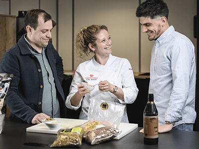 Julie, conseillère culinaire, réalise une formation produit