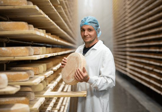 Un producteur de fromages Transgourmet Origine dans une cave d'affinage