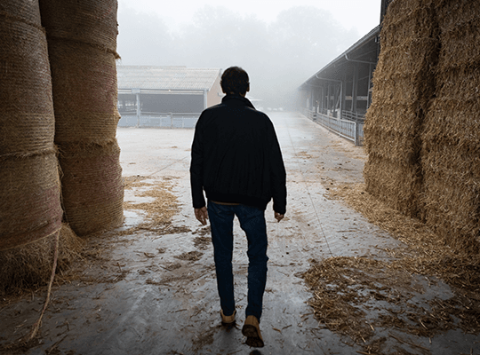 Eleveur de cochons dans sa ferme