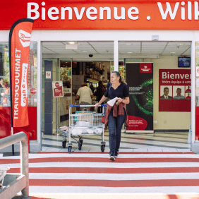 Une cliente devant notre magasin Transgourmet Cash&Carry